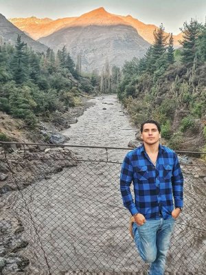 Pangal Andrade se pone manos a la obra para frenar el fuego en el Cajón del Maipo