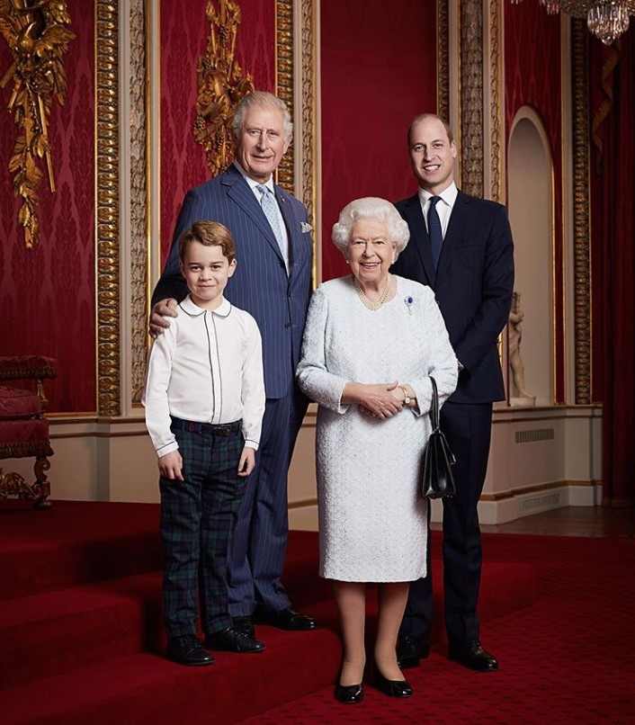 Reina junto al príncipe Carlos, William y George