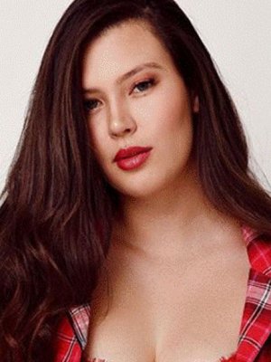 Michelle Carvalho lució orgullosa sus curvas en sesión fotográfica