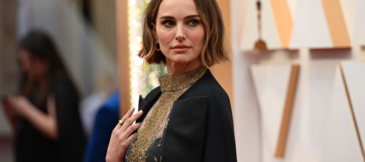 Natalie Portman vistió capa con los nombres de las directoras que no fueron nominadas en los Oscar