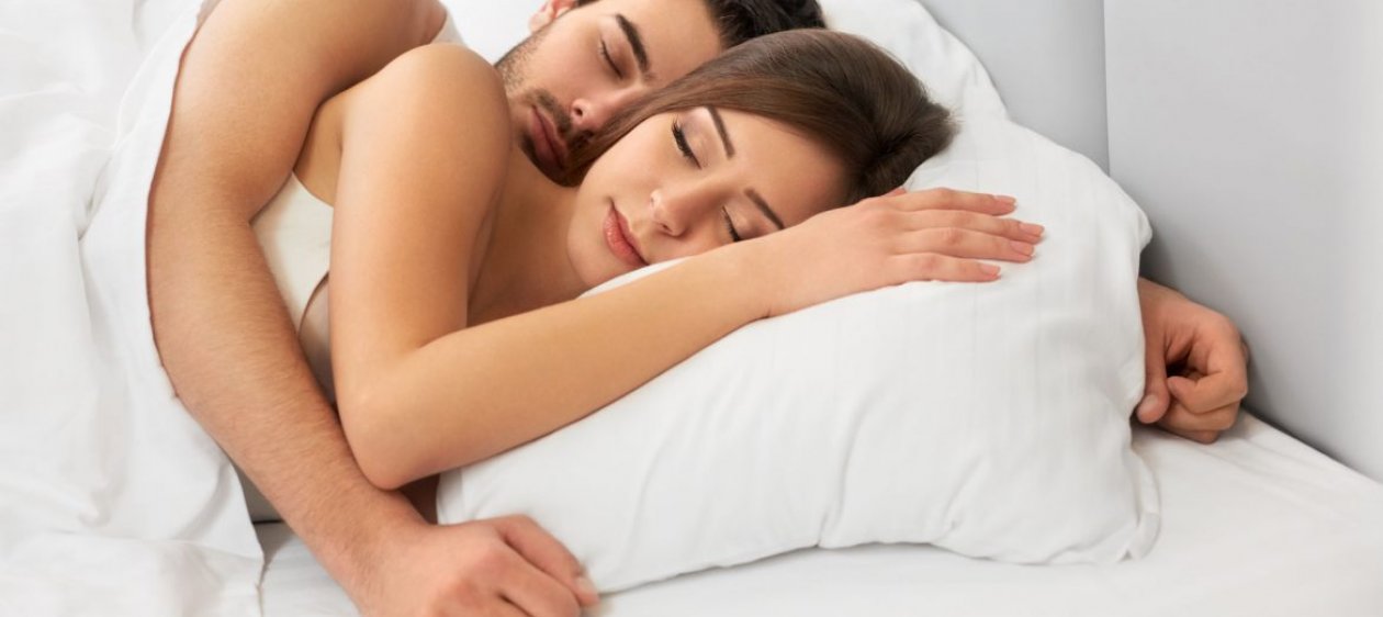 11 Razones para dormir abrazada a la pareja (incluso en verano)