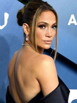 Jennifer Lopez luce estupenda desde la playa sin maquillaje y extensiones