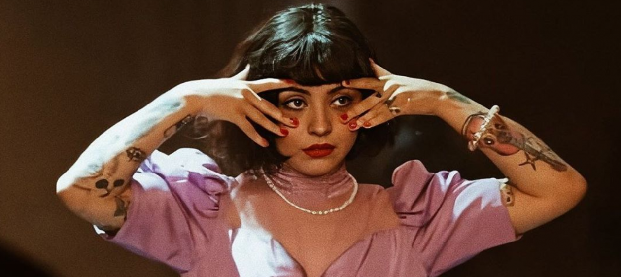 La sorprendente similitud de Mon Laferte en su infancia con la actualidad