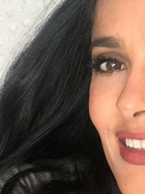 Salma Hayek mostró sin complejos sus canas y se ve hermosa