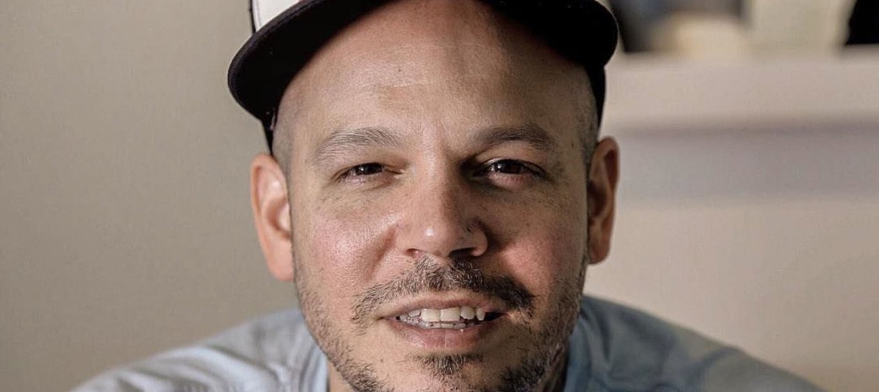 Residente sorprendió lavando la loza con el trasero al aire