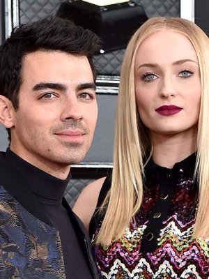 Sophie Turner luce su avanzado embarazo mientras pasea con sus padres y Joe Jonas