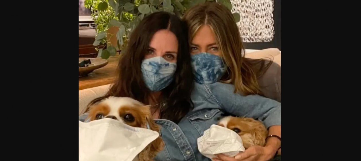 Jennifer Aniston y Courteney Cox llaman a usar mascarilla con divertido video