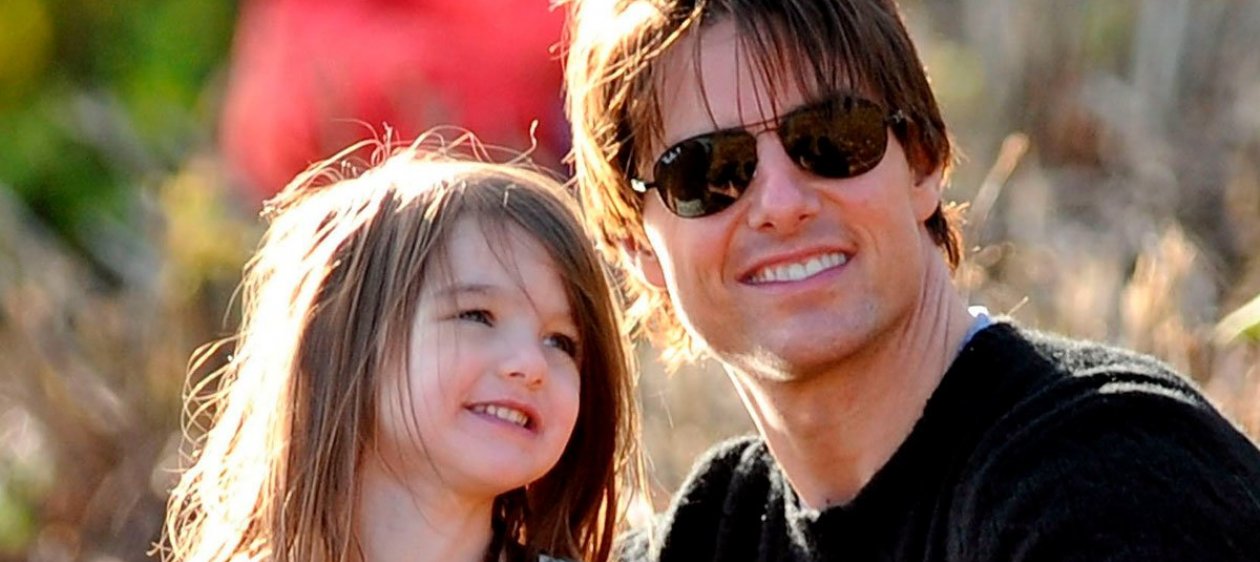 Suri Cruise Holmes ya es una linda y estilosa jovencita