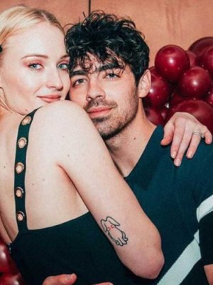 Joe Jonas impacta por su renovado look