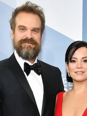 Lily Allen y David Harbour de 