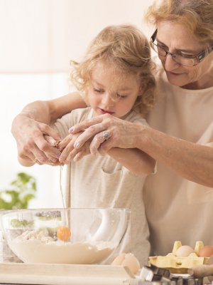 Cuando la abuela quiere cocinar y el nieto sólo piensa en comer