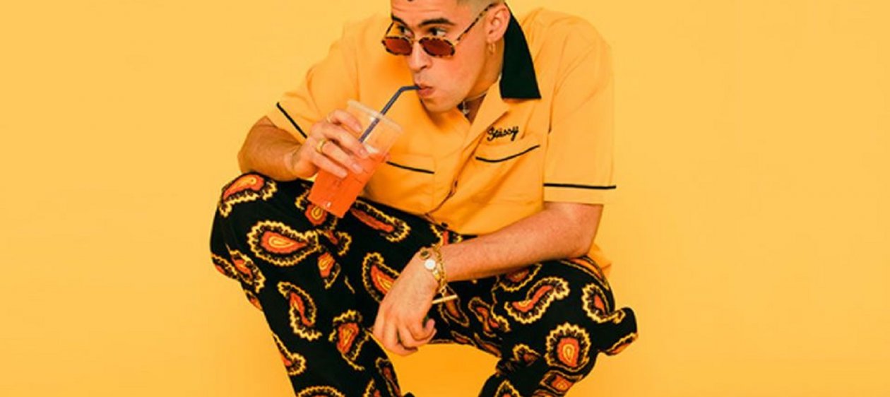 ¡Brillan en la oscuridad! Así son las sandalias que Bad Bunny diseñó para Crocs