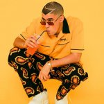 ¡Brillan en la oscuridad! Así son las sandalias que Bad Bunny diseñó para Crocs