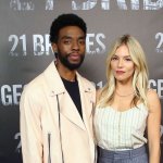 Sienna Miller contó que Chadwick Boseman donó parte de sueldo para que ella tuviera un pago justo