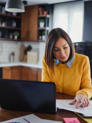 ¿Cómo cuidar la salud física durante largas jornadas de conexión en casa?