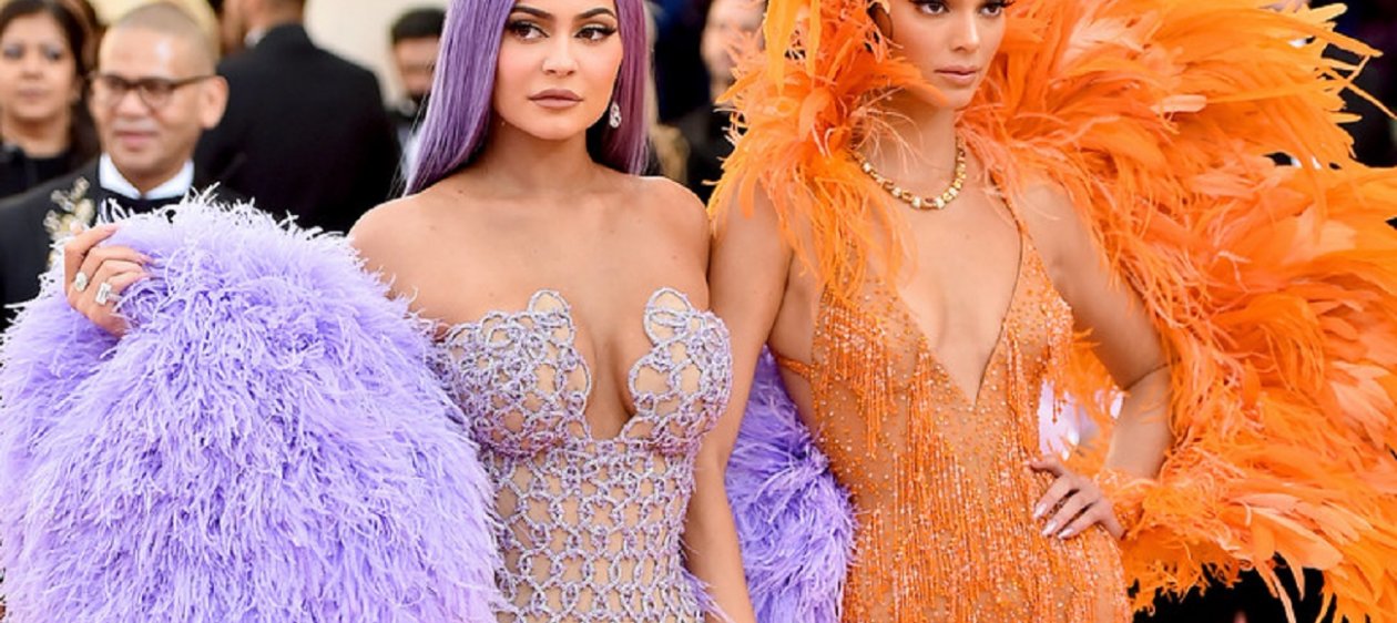 Kylie y Kendall Jenner recrearon tierno e inentendible disfraz de su infancia