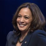 Converse y perlas: lo que dice el estilo de la nueva vicepresidenta Kamala Harris