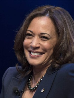 Converse y perlas: lo que dice el estilo de la nueva vicepresidenta Kamala Harris