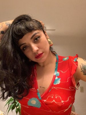 Mon Laferte nuevamente causa revuelo por un detalle de su cuerpo