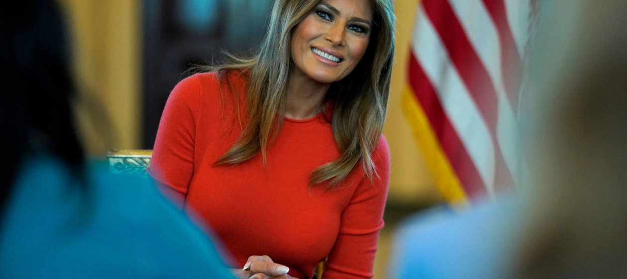 Melania Trump sorprende con postal navideña en la Casa Blanca