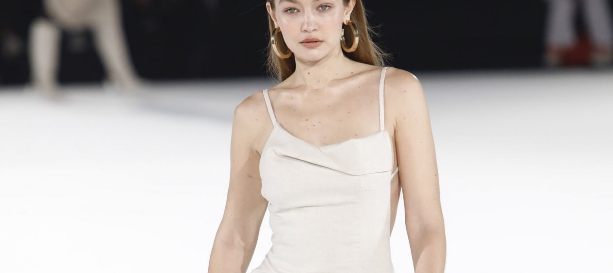 Gigi Hadid volvió a las pasarelas en espectacular desfile digital de Versace