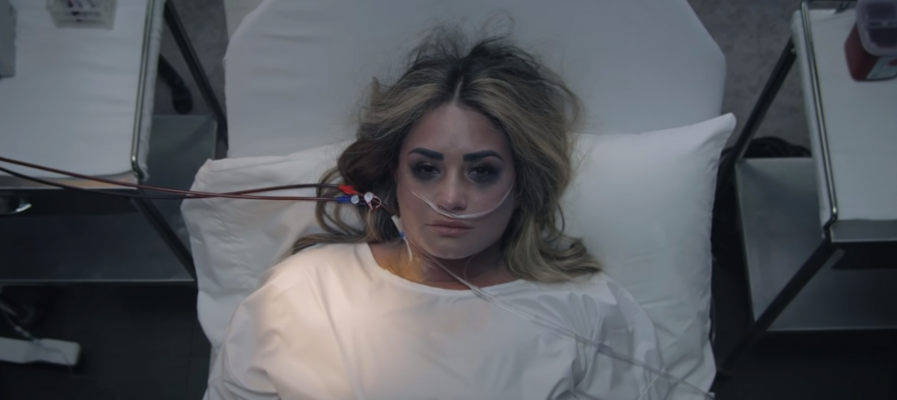 Demi Lovato estrena videoclip musical donde recrea su sobredosis