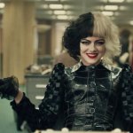 Emma Stone se luce en el nuevo tráiler de "Cruella"