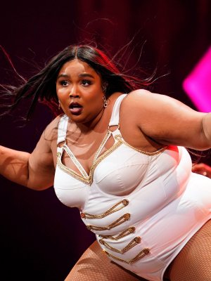 Lizzo se desnuda y sin retoques entrega potente mensaje de amor propio