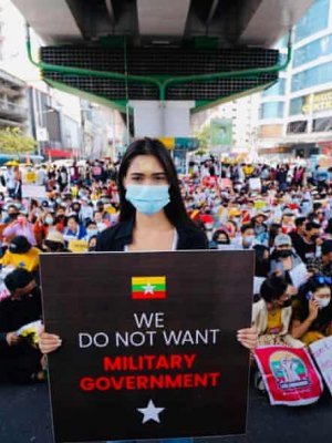 Miss Myanmar no podrá regresar a su país por acto político en Miss Universo