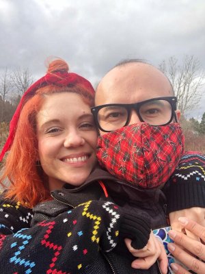 ¡Sorpresa! Vocalista de Chancho en Piedra se casa con conocida influencer en medio de la pandemia
