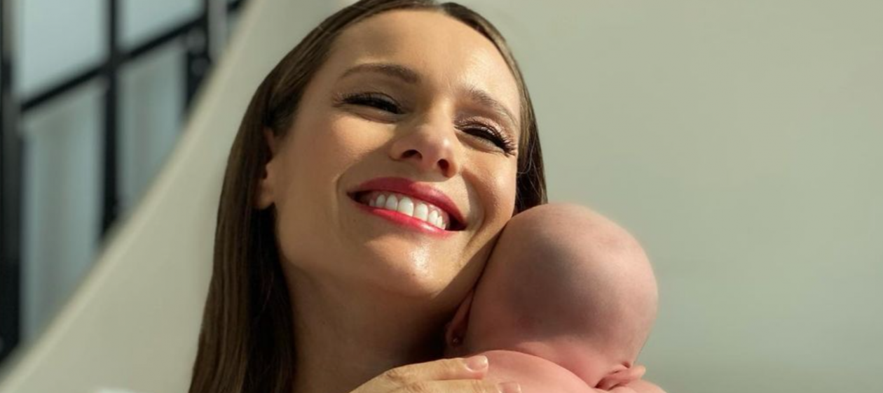 Pampita celebra el primer mes de vida de su hija Ana