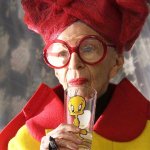 "No todos los días se llega a cumplir 100": El ícono de la moda Iris Apfel celebra un siglo de vida