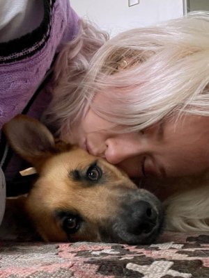 El llanto de frustración de Vesta Lugg por situación con su perrita en el aeropuerto