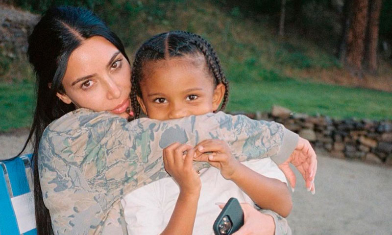Hijo de Kim Kardashian y Kanye West se fracturó el brazo en