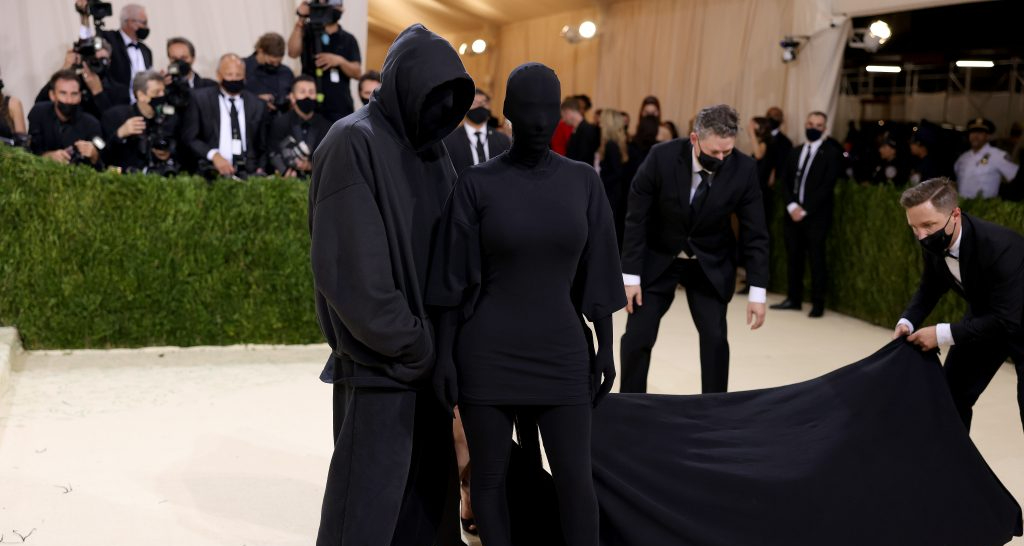 ¿Quién era la persona misteriosa que acompañó a Kim Kardashian a la MET Gala?