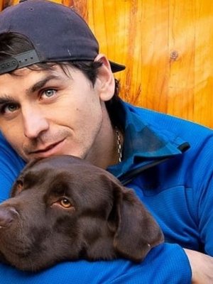 Pangal Andrade le enseña técnicas de seducción a su perro tras fallido encuentro amoroso
