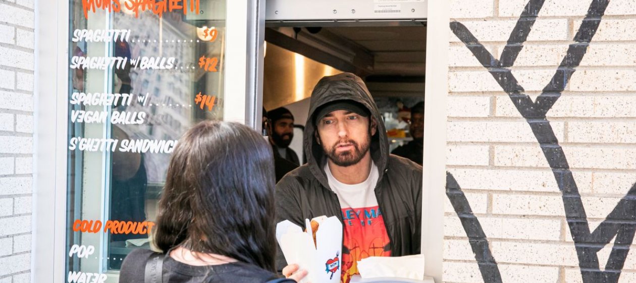 Con delantal y capucha: Eminem atendió a los comensales de su restaurant italiano
