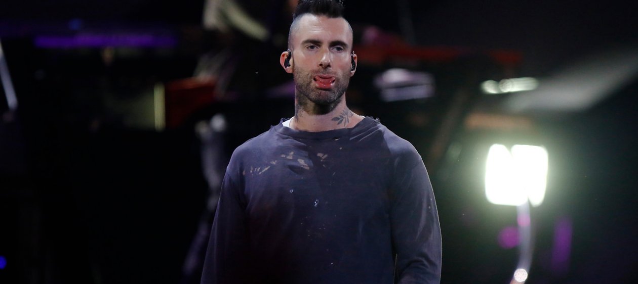 No lo perdonan: Adam Levine aún recibe mensajes negativos de chilenos