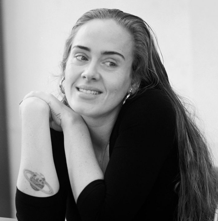 Tatuaje de adele en el brazo