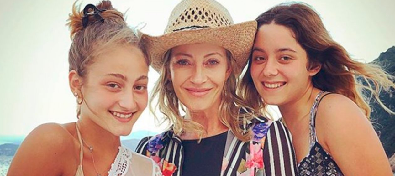Entre lágrimas Marcela Vacarezza despidió a su hija mayor en su regreso a Chile: