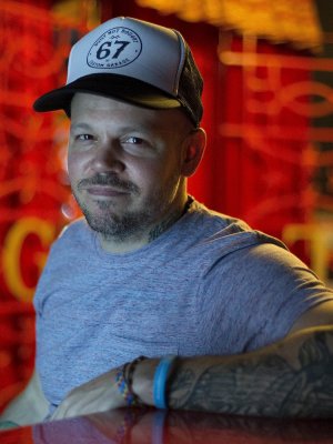 Residente trabaja duro para parecerse a dos guapos colegas