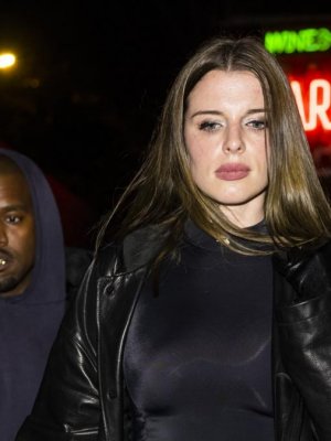 Kanye West y Julia Fox se lucen como sombras en París