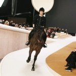 Chanel hace historia con el primer caballo sobre la pasarela