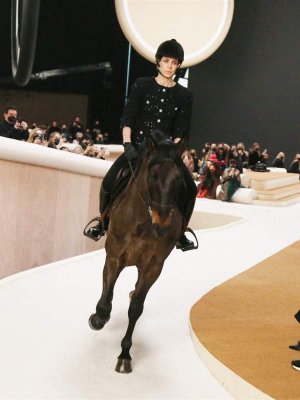 Chanel hace historia con el primer caballo sobre la pasarela