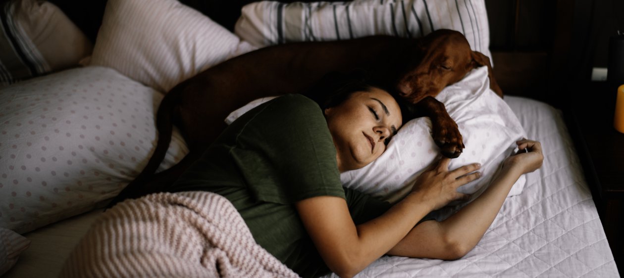Estudio asegura que mujeres prefieren dormir con su perro antes que con sus parejas