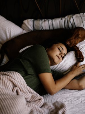 Estudio asegura que mujeres prefieren dormir con su perro antes que con sus parejas