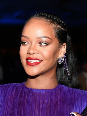 Rihanna se llenó de elogios por despampanante look de embarazada