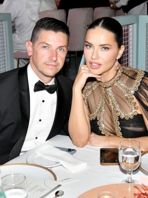 ¡Alerta de bebé! La supermodelo Adriana Lima anunció su tercer embarazo