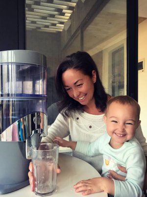 Francesca Cigna defiende amamantar a su hija de 2 años y medio