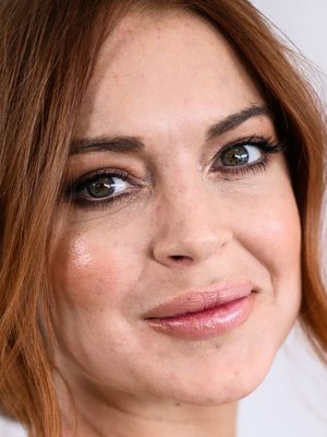 Lindsay Lohan celebra con su compromiso con románticas postales